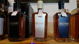 Bouteille Bellevoye à droite (étiquette bleue) - Whisky français Bellevoye - Shopping Migennois